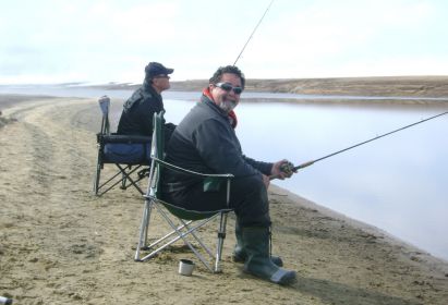 La pêche très tôt au printemps, en mars. Assis confortablement au bord de la rivière!